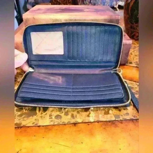 Michael Kors leather zip around wallet - Picture 6 of 7